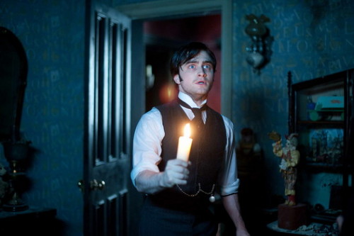 2012-The-Woman-in-Black-daniel-radcliffe-31919101-750-499